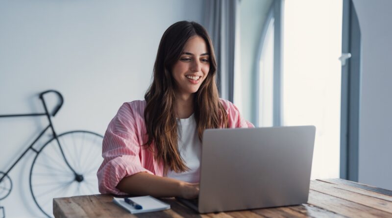schülerin arbeitet am laptop
